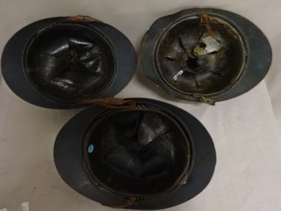 Lot de trois casques Adrian modèle 1915 :

-...
