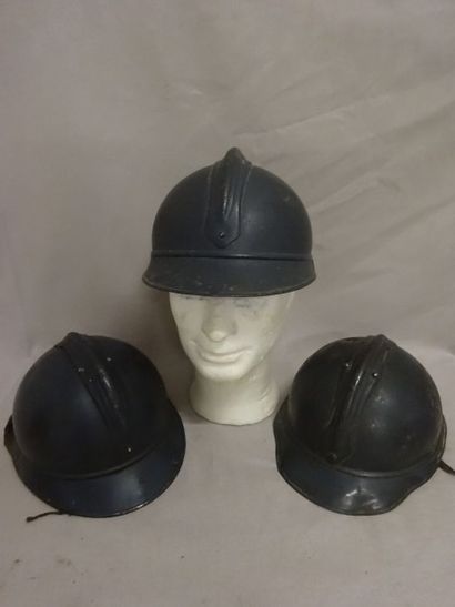Lot de trois casques Adrian modèle 1915 :

-...