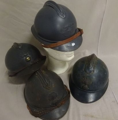 Lot de quatre casques Adrian modèle 1915...