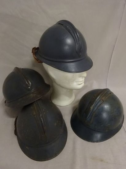 Lot de quatre casques Adrian modèle 1915...