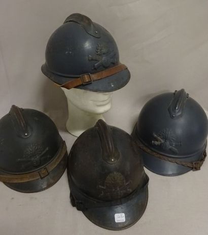 Lot de quatre casques Adrian modèle 1915,...