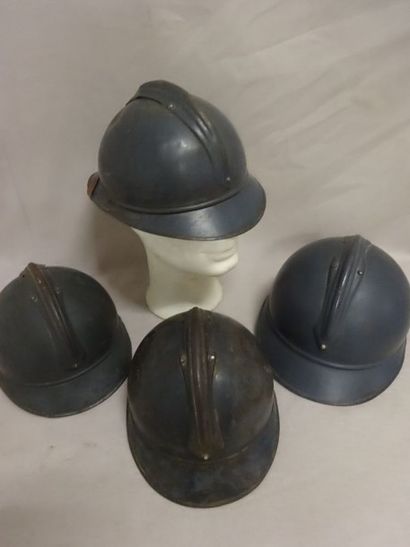 Lot de quatre casques Adrian modèle 1915,...