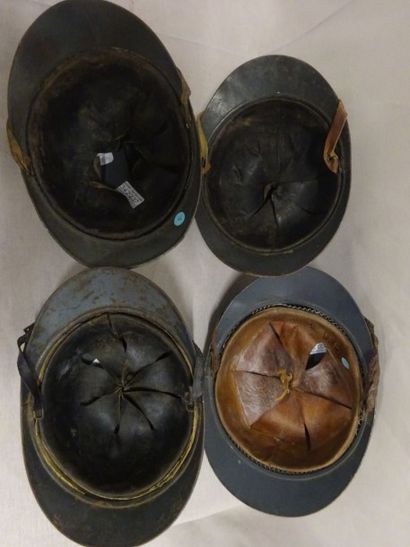 Lot de quatre casques Adrian modèle 1915,...