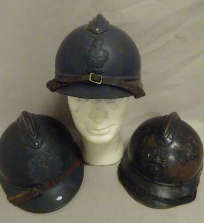 Lot de trois casques Adrian modèle 1915 :

-...