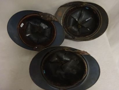 Lot de trois casques Adrian modèle 1915 :

-...