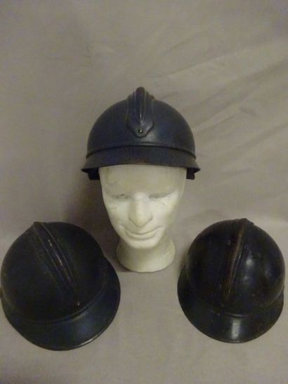 Lot de trois casques Adrian modèle 1915 :

-...