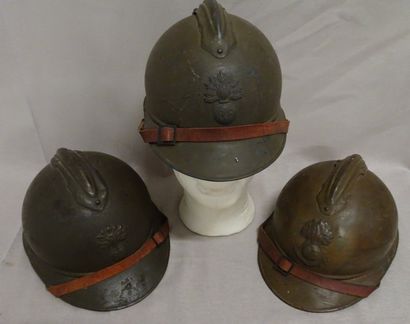 Lot de trois casques Adrian portant l'emblème...