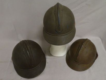 Lot de trois casques Adrian portant l'emblème...