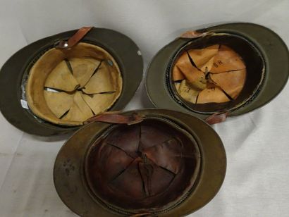 Lot de trois casques Adrian portant l'emblème...