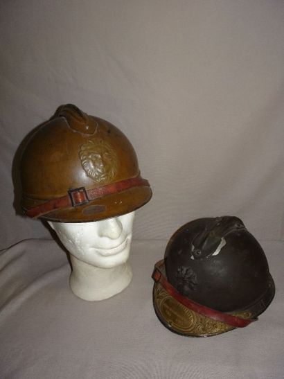Lot de deux casques Adrian :

- un rare en...