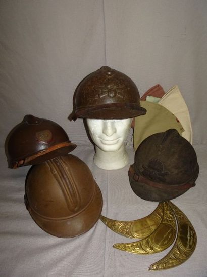 Lot de quatre casques Adrian :

- un portant...