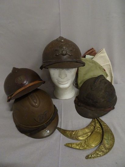 Lot de quatre casques Adrian :

- un portant...