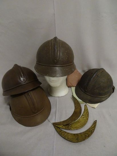 Lot de quatre casques Adrian :

- un portant...