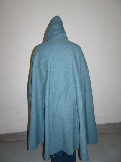 Rare grande pélerine à capuche bleu horizon.

Marquage...