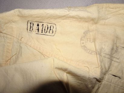 Lot de vêtements militaires :

- deux vestes...