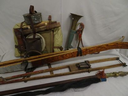 Lot d'équipements militaires :
- un sac à...