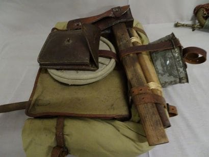 Lot d'équipements militaires :
- un sac à...
