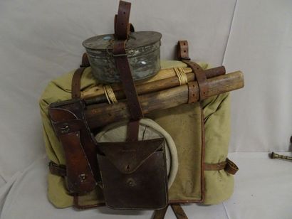 Lot d'équipements militaires :
- un sac à...