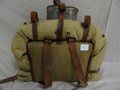 Lot d'équipements militaires :
- un sac à...