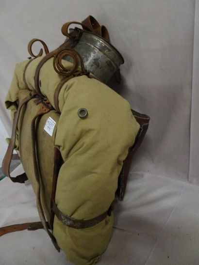 Lot d'équipements militaires :
- un sac à...