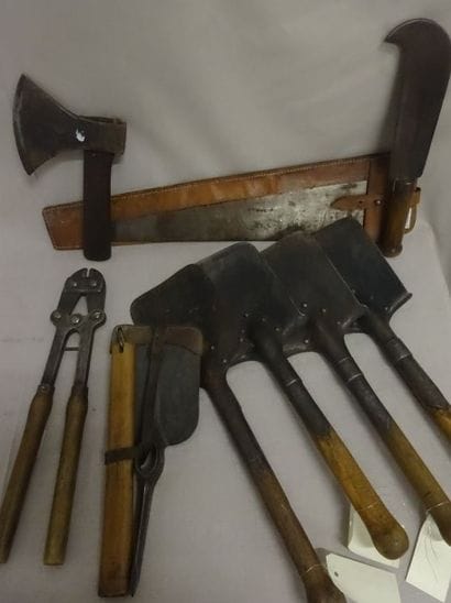 Lot de neuf outils réglementaires français...
