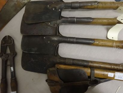 Lot de neuf outils réglementaires français...
