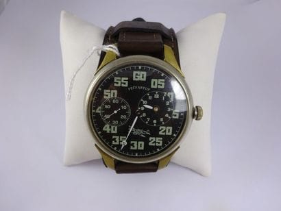 Montre bracelet d'officier.
Boîtier rond...