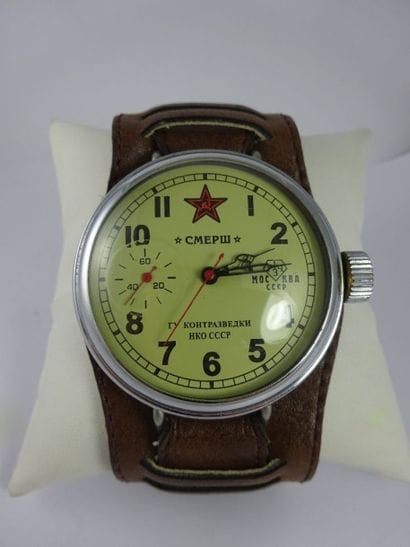 Montre bracelet d'officier.

Boîtier rond...