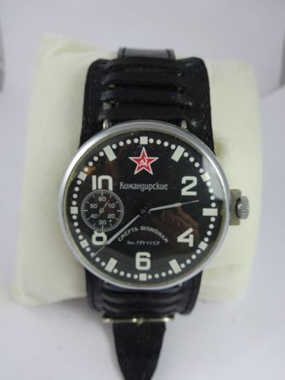 Montre bracelet d'officier.

Boîtier rond...