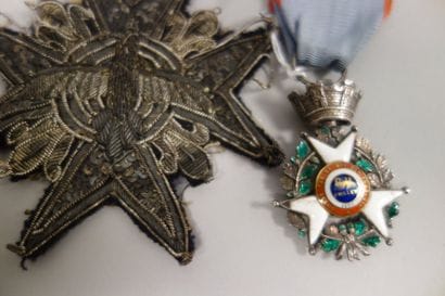 Deux pièces :

- Plaque du Saint Esprit en...
