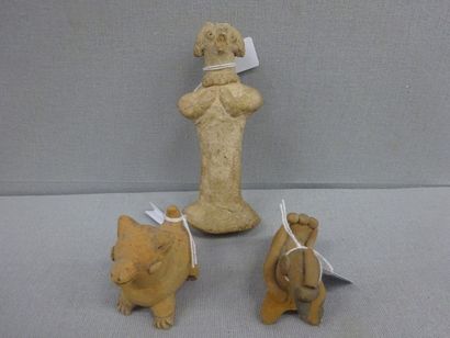 Lot :

- deux petits animaux, dont l'un formant...