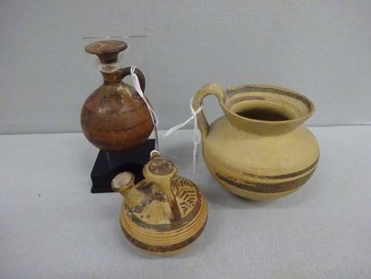 Lot :

- Trois vases.

Céramique à décor...