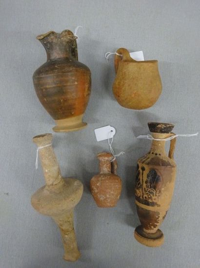Lot :

- Lecythe à figure noire, palmettes.

Vème...
