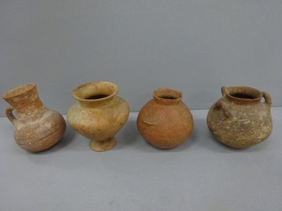 Quatre poteries.

Céramique, certaines avec...
