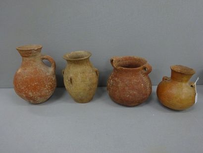 Quatre poteries.

Céramique, certaines avec...