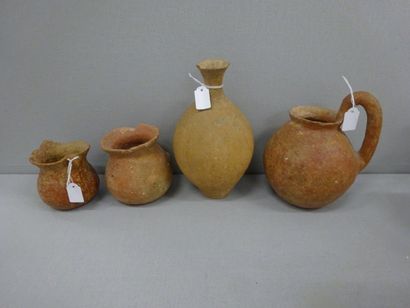 Quatre poteries.

Céramique, certaines avec...