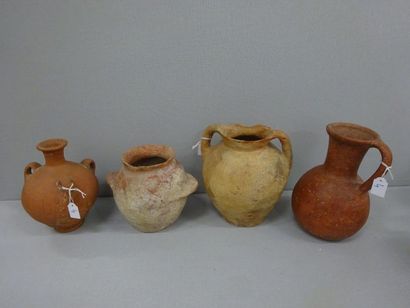 Quatre poteries.

Céramique, certaines avec...
