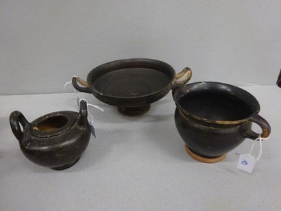 Deux vases et une coupe.

Céramique à vernis...
