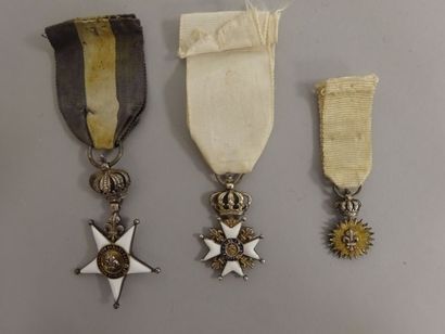Lot de trois Croix avec rubans :

- Lys des...