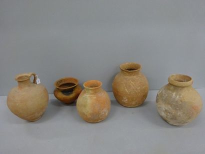 Cinq vases, certains avec anse.

Céramique.

Epoque...