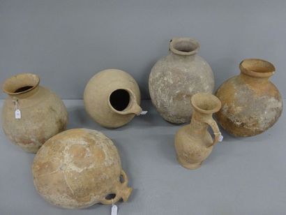 Six vases, certains avec anse.

Céramique.

Epoque...