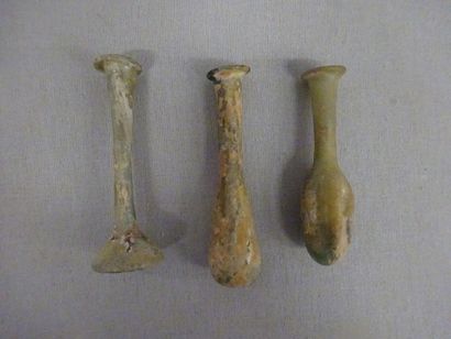 Lot de verreries :

- Unguentarium à fond...