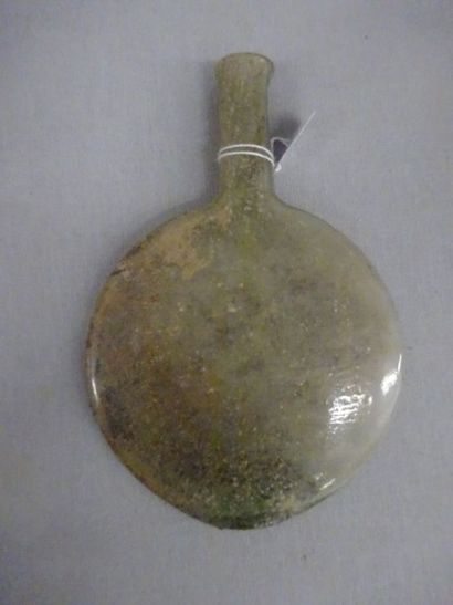 Deux bouteilles en verre à panse plate :

IIème-IIIème...