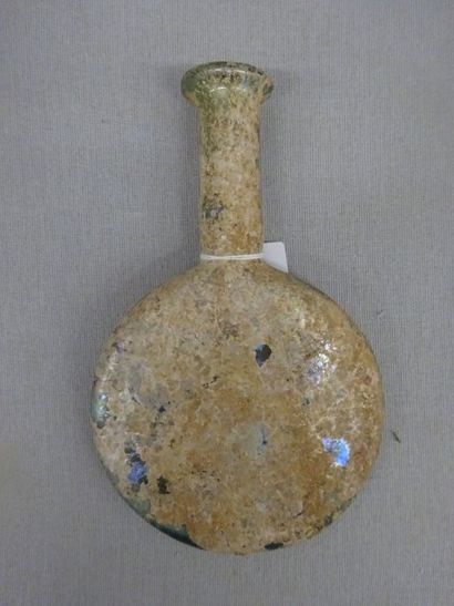 Deux bouteilles en verre à panse plate :

IIème-IIIème...