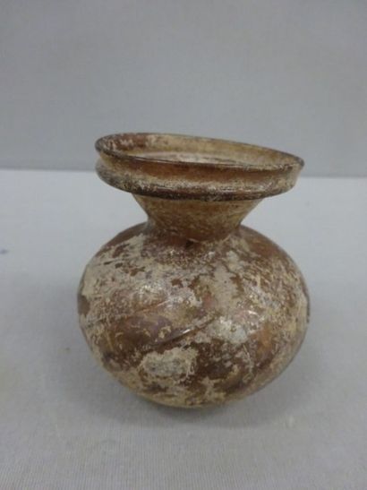 Lot de verreries :

- vase globulaire

IIIème...