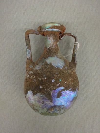 Vase à anses en verre soufflé, belles irisations.

IIIème...