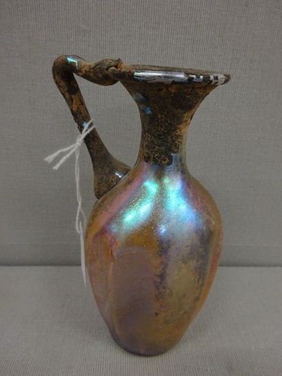 Oenochoe en verre, à panse côtelée. Belles...