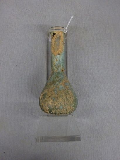 Lot de verreries :

- bouteille tronconique.

IVème...