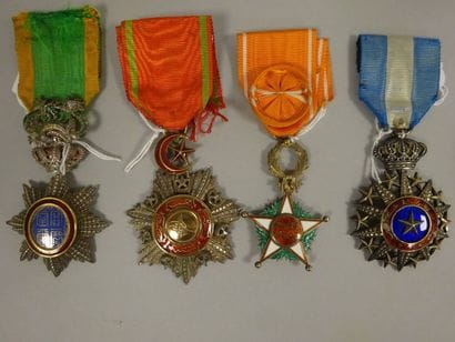 Quatre insignes d’Ordre coloniaux, avec rubans...