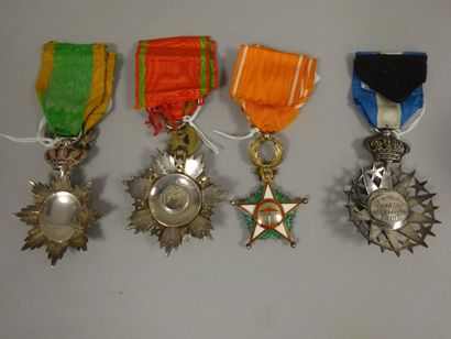 Quatre insignes d’Ordre coloniaux, avec rubans...